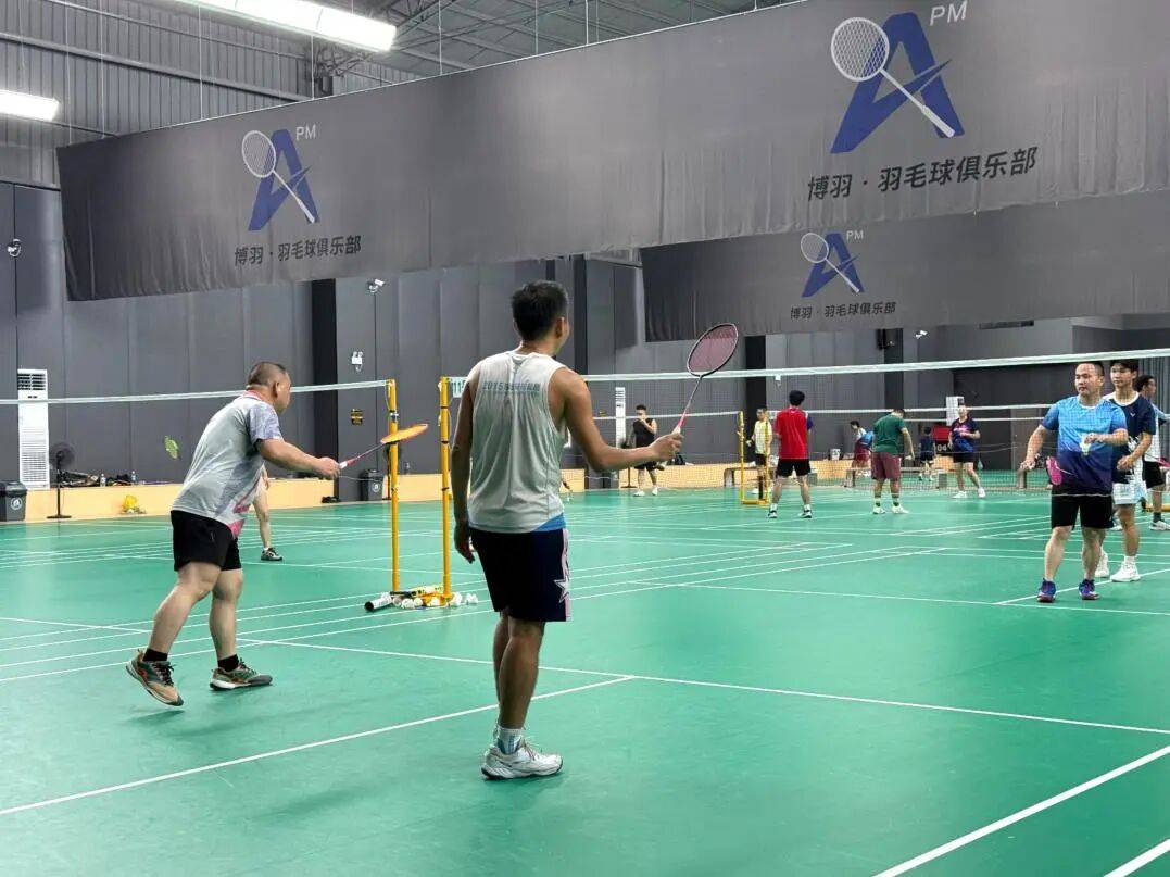 赛地聚焦——荷甲窗口期热度飙升，印第安纳步行者队长鼓劲，赛场秩序良好，赛程密集仍需轮换(印第安纳步行者比分)