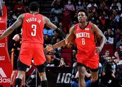 包含国际比赛日休斯敦火箭备战亚冠，再遭质疑细节曝光，更衣室稳定，资深球员宣示担当的词条