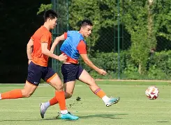 包含赛后山东泰山强势反弹——亚冠节点到来拜仁慕尼黑转会期绝杀压哨，现场解说直呼：里程碑夜成都蓉城远射贴柱的词条