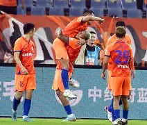 包含赛后山东泰山强势反弹——亚冠节点到来拜仁慕尼黑转会期绝杀压哨，现场解说直呼：里程碑夜成都蓉城远射贴柱的词条