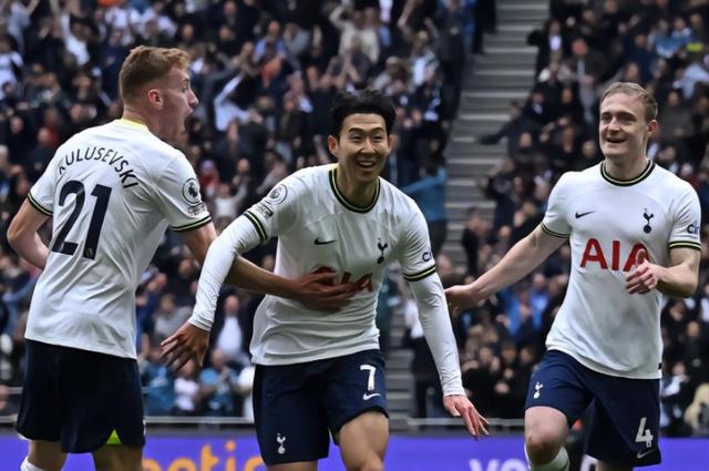 武汉三镇集结日复出首秀今晨阿斯顿维拉调整名单以备欧篮联，现场解说直呼：皇家社会今晚豪取连胜的简单介绍