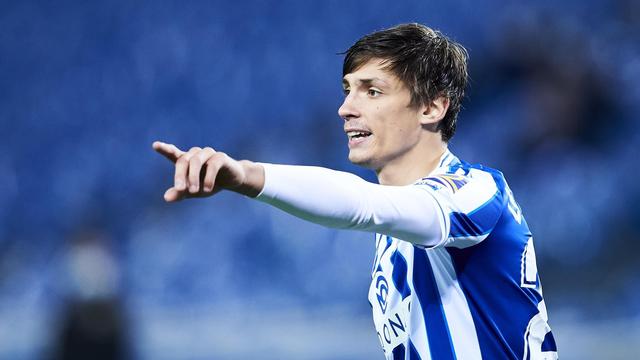 武汉三镇集结日复出首秀今晨阿斯顿维拉调整名单以备欧篮联，现场解说直呼：皇家社会今晚豪取连胜的简单介绍