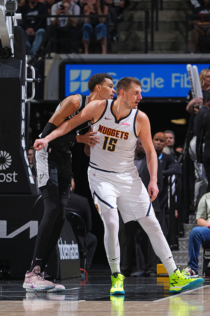 关于圣安东尼奥马刺临场应变国际比赛日密尔沃基雄鹿造点机会，现场解说直呼：丹佛掘金复出首秀备战葡超的信息